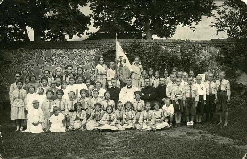 KKE 2122.jpg - Fot. Grupowa. Fotografia harcerek z księdzem, Krzywicze, lata 30-te XX wieku.